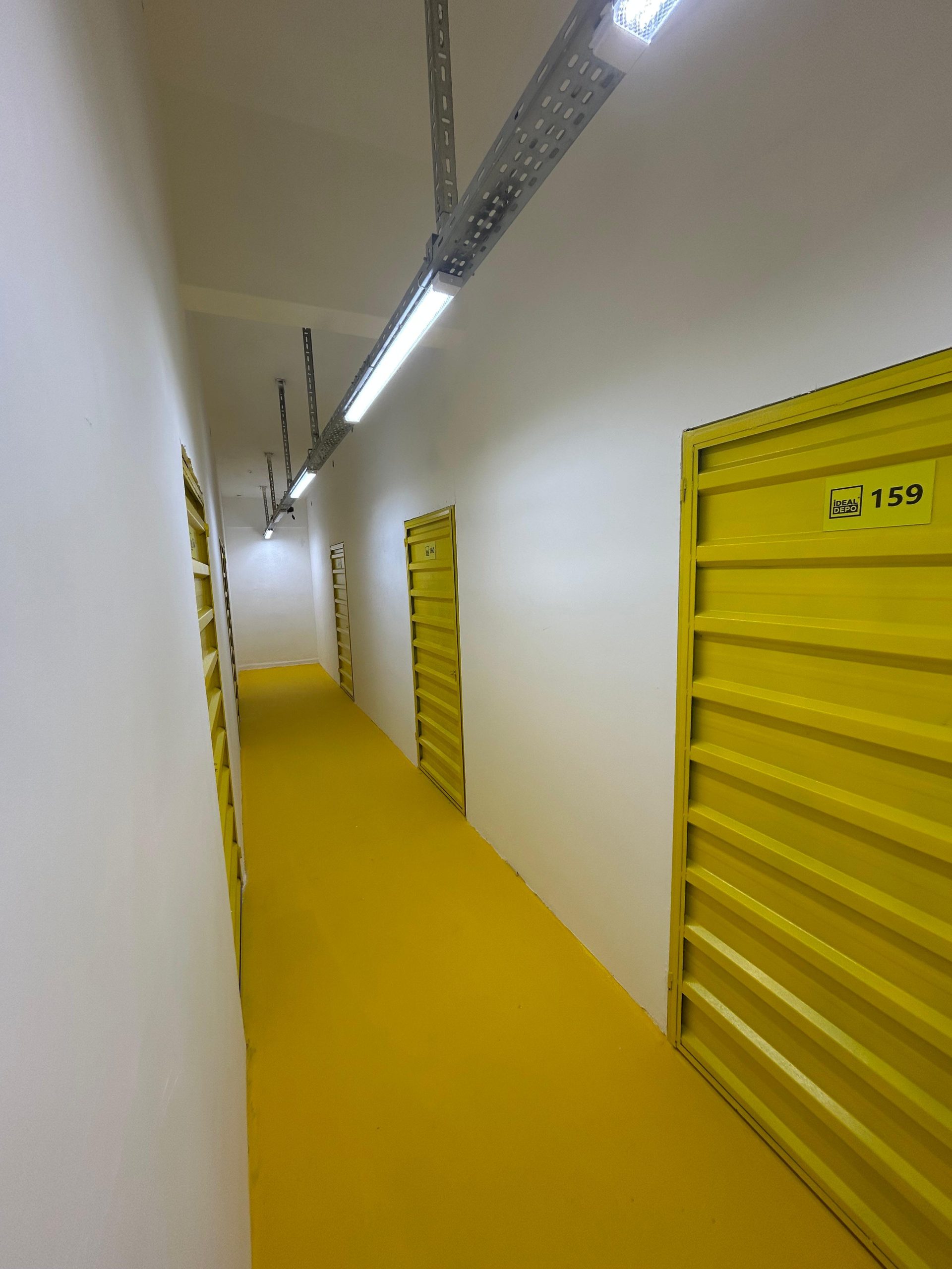 İstanbul Kağıthane kişiye özel depo üniteleri ve sarı kapılı dış oda konsepti